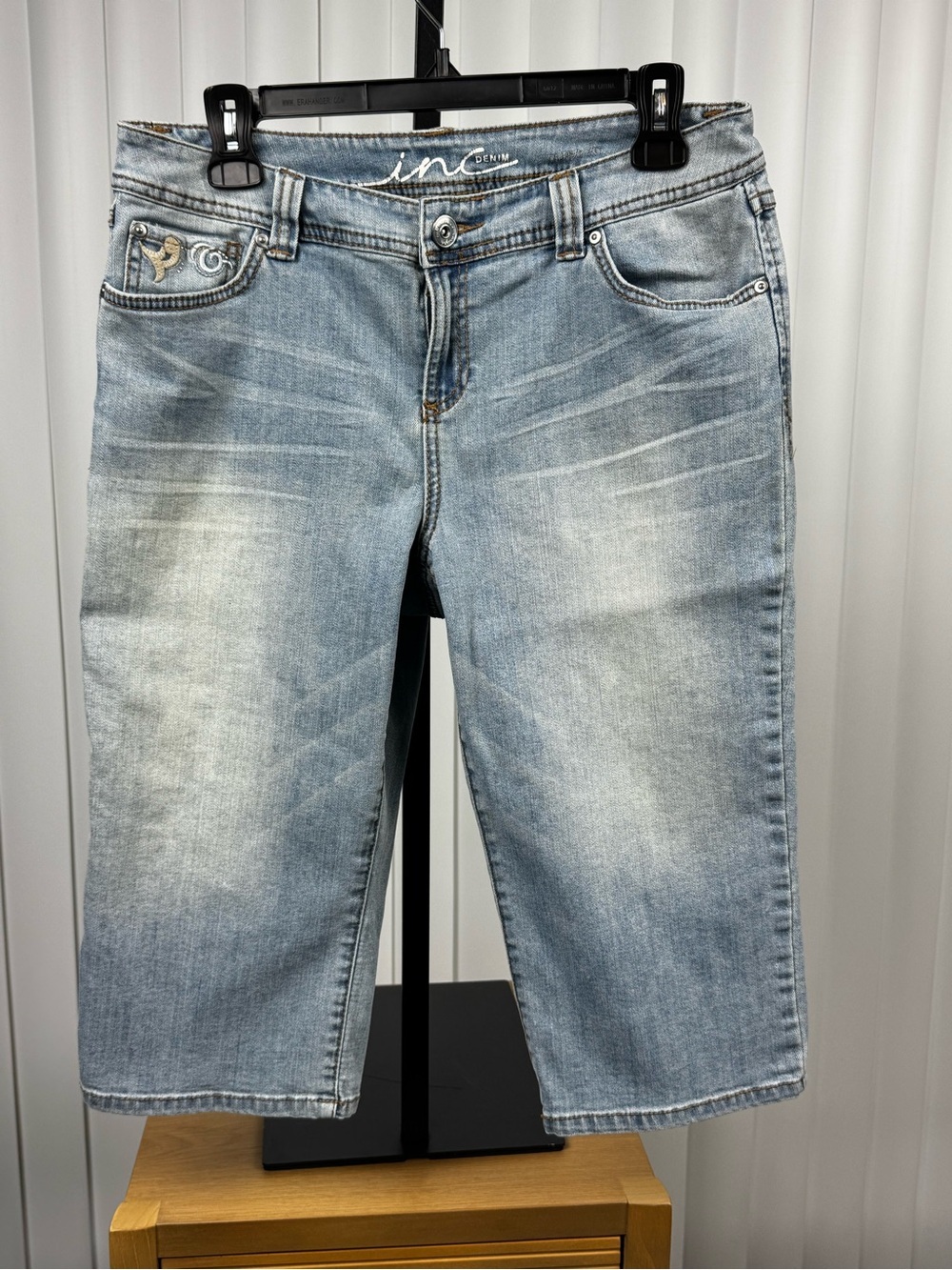 INC Denim Curvy Fit Embroidered Capri Jeans Light Wash Size 10 Stretch Mid Rise